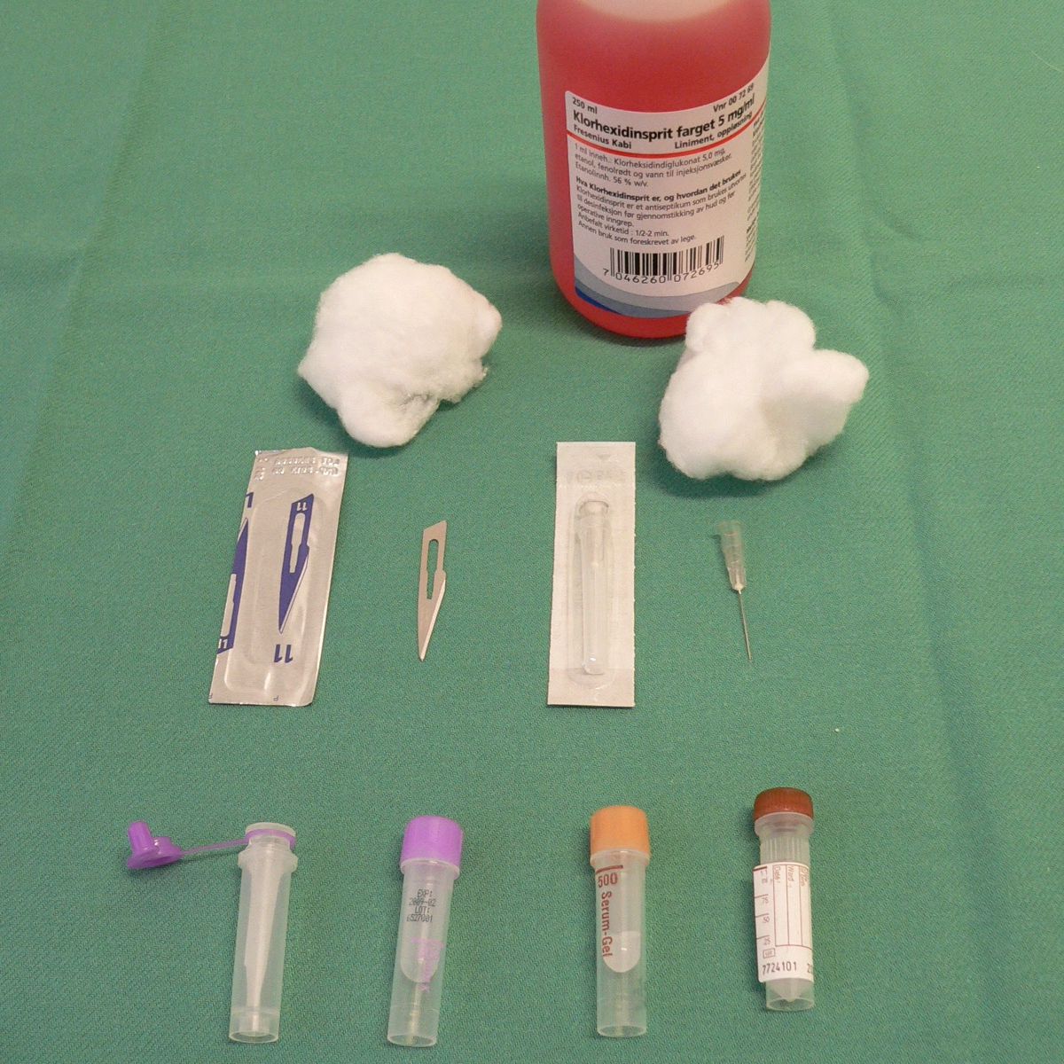 To perform this technique, a scalpel blade is used to shave the fur, disinfectant to clean the puncture site, a syringe needle to make a hole in the vein and cotton wool to apply pressure and stop bleeding.